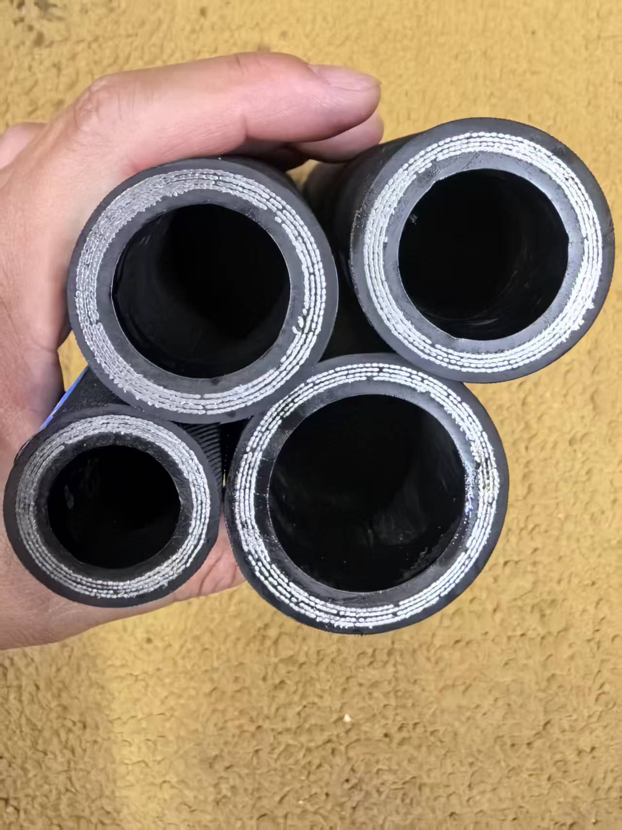 耐油+耐腐蚀！四层钢丝缠绕胶管如何在化工行业守护管道安全？