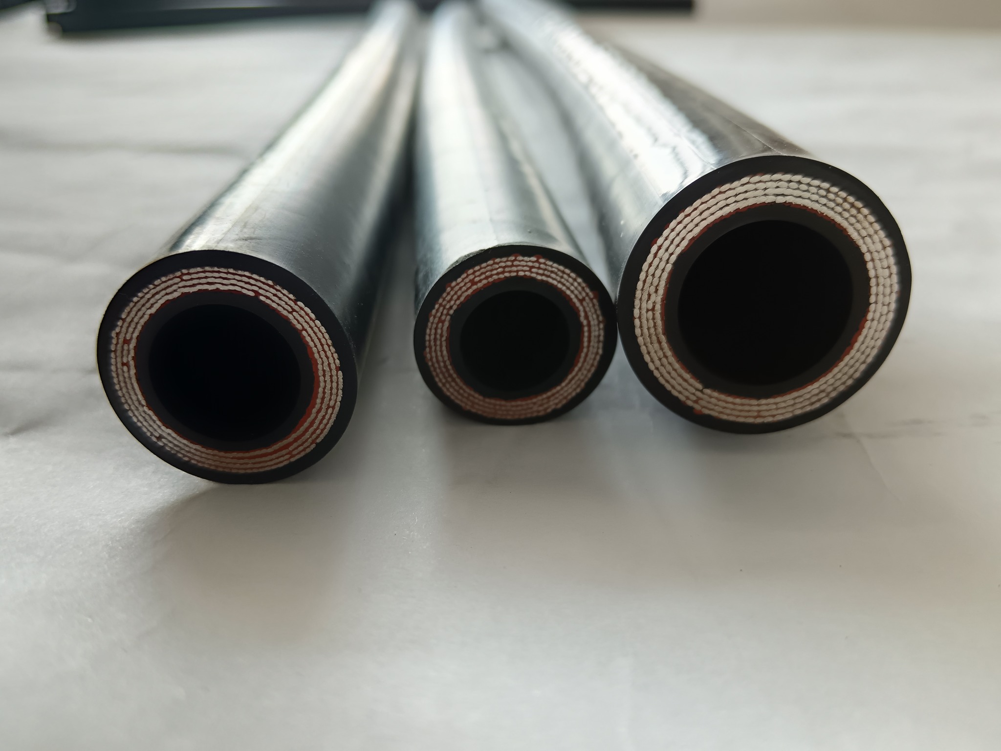 90℃高温工况下仍稳定运行？揭秘四层钢丝缠绕胶管的超强耐热性能！