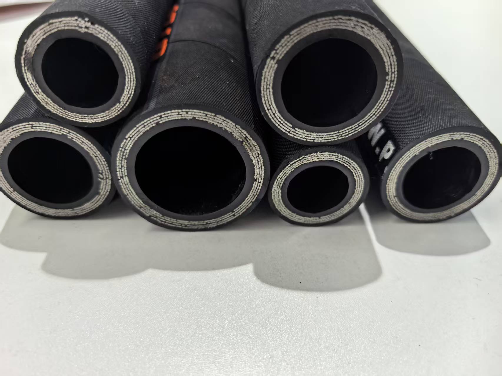 比钢管更灵活！MT98矿用橡胶软管如何用钢丝缠绕实现超高抗拉强度？